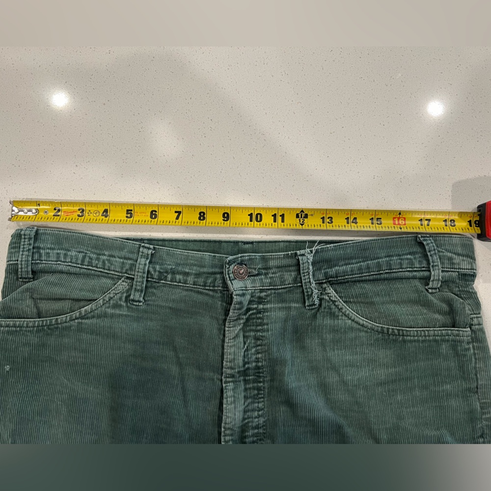 LEVIS GREEN CORDUROY PANTS. COLOR: GREEN. SIZE: APPROX 30 - Picture 4 of 7